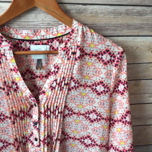 HD in Paris | Kaveri Pintuck Henley Top Size 2 - Picture 3 of 8